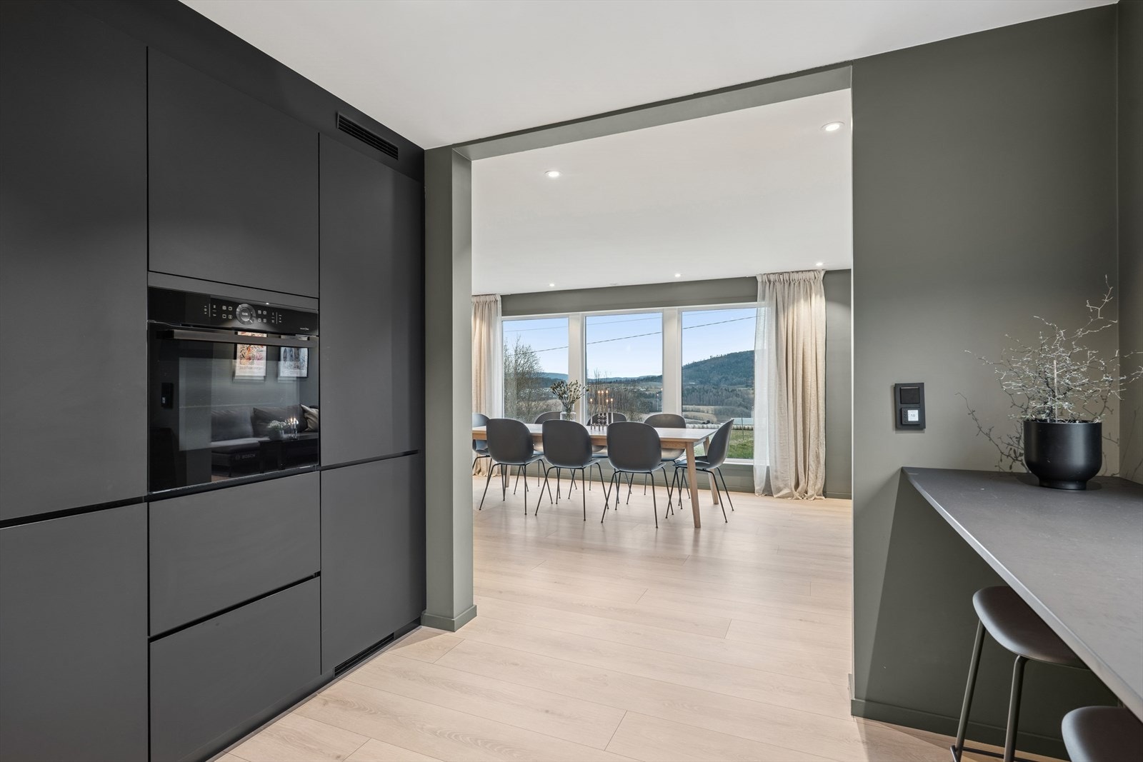 Delvis åpen løsning mellom kjøkken og stue gir en fin sammenheng i rommet. Galleribilde