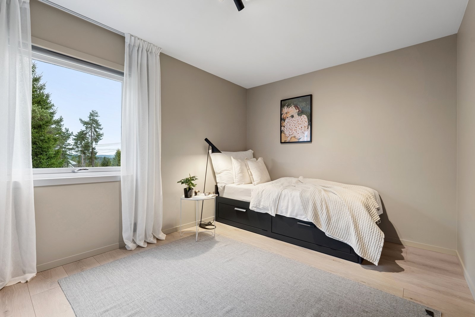 Her også er det god plass til både seng og tilhørende møbler. Galleribilde