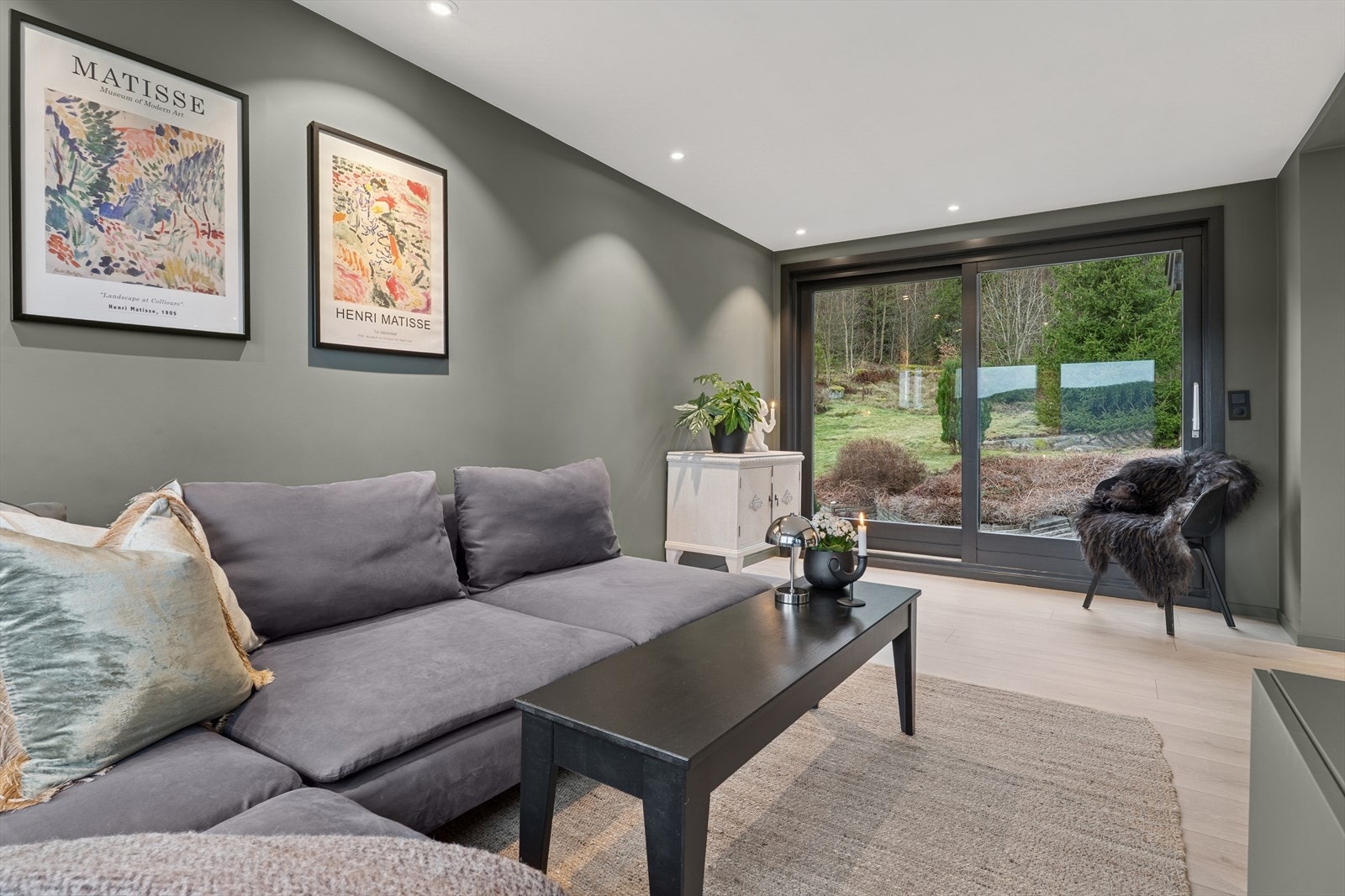 Fin utsikt til hagen fra sofaakroken. Galleribilde