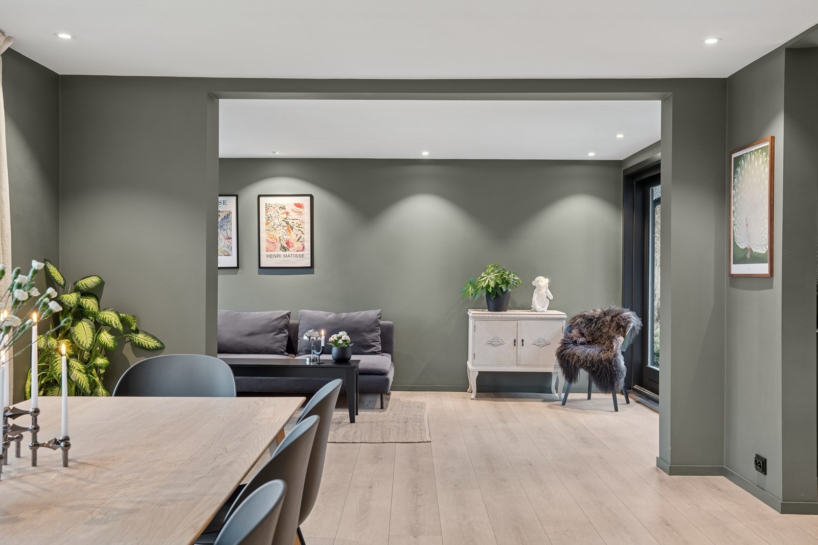 Stuen har lyst og moderne laminatgulv og slette malte vegger i harmoniske farger. Downlightbelysning sørger for behagelig lys hele året. Galleribilde