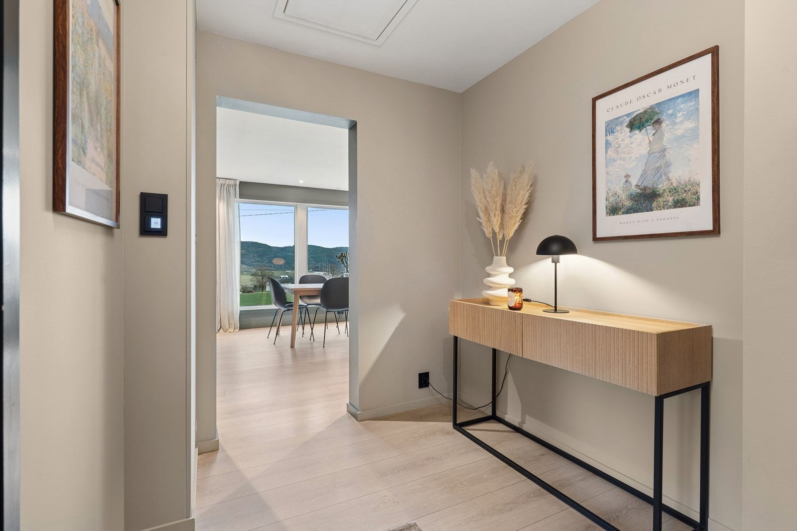 Entréen gir en innbydende velkomst med behagelige farger på gulv og vegger. Galleribilde