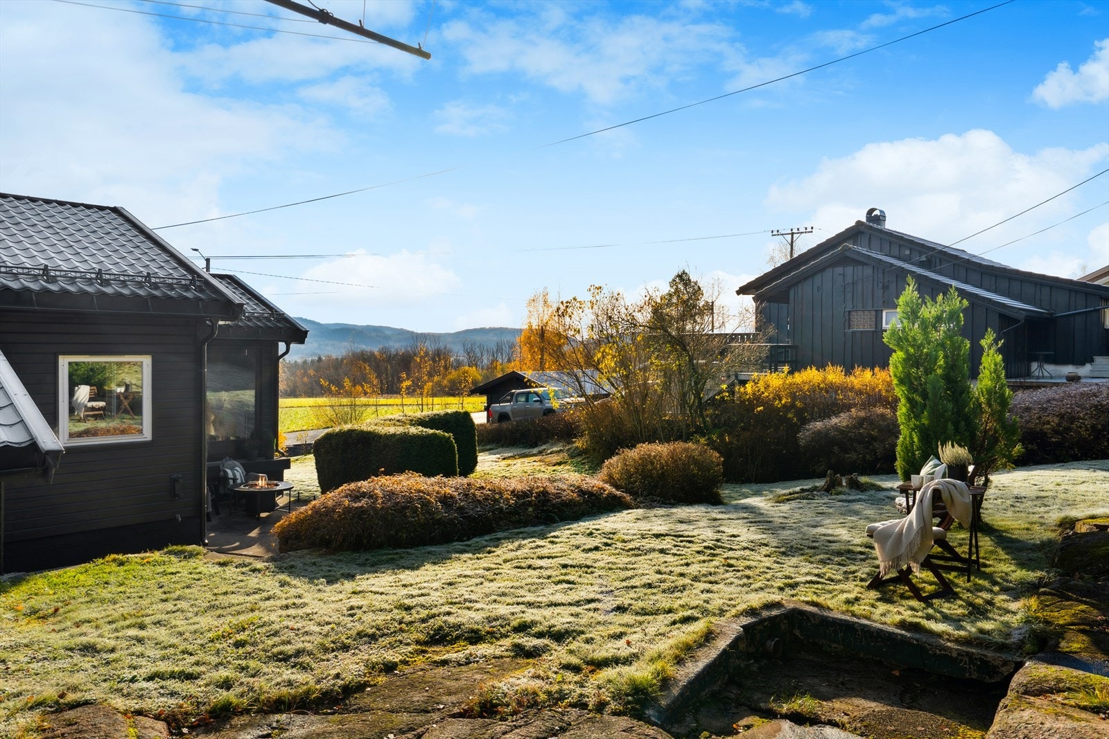 Eiendommen har en attraktiv beliggenhet i barnevennlige og rolige omgivelser med spredt boligbebyggelse i Skoger, et område kjent for sitt naturnære preg og gode bomiljø Galleribilde