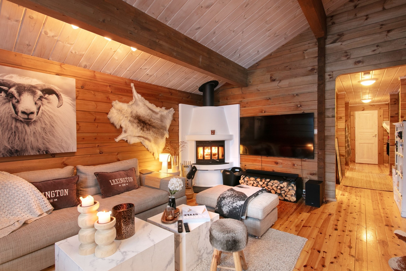 Flott murt peis med innsats i stuen som gir en lun og hyggelig atmosfære Galleribilde