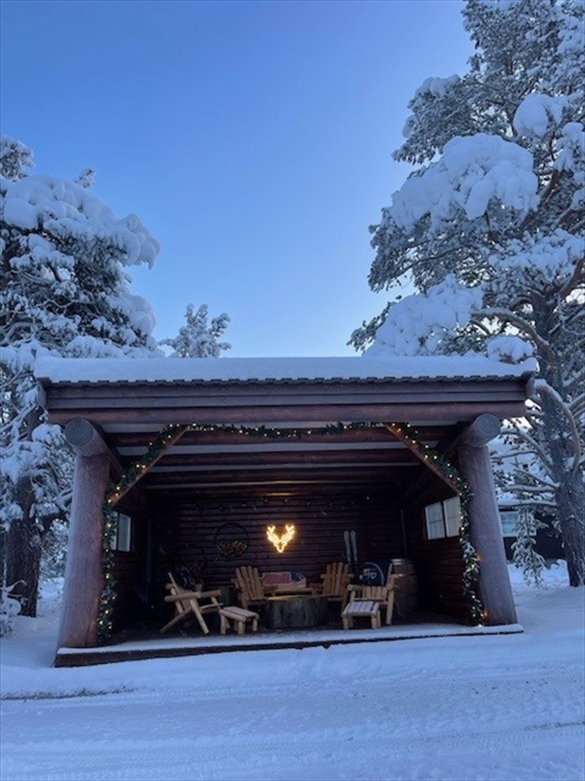 Flott gapahuk sett fra gårdsplass - bilde tatt av selger Galleribilde