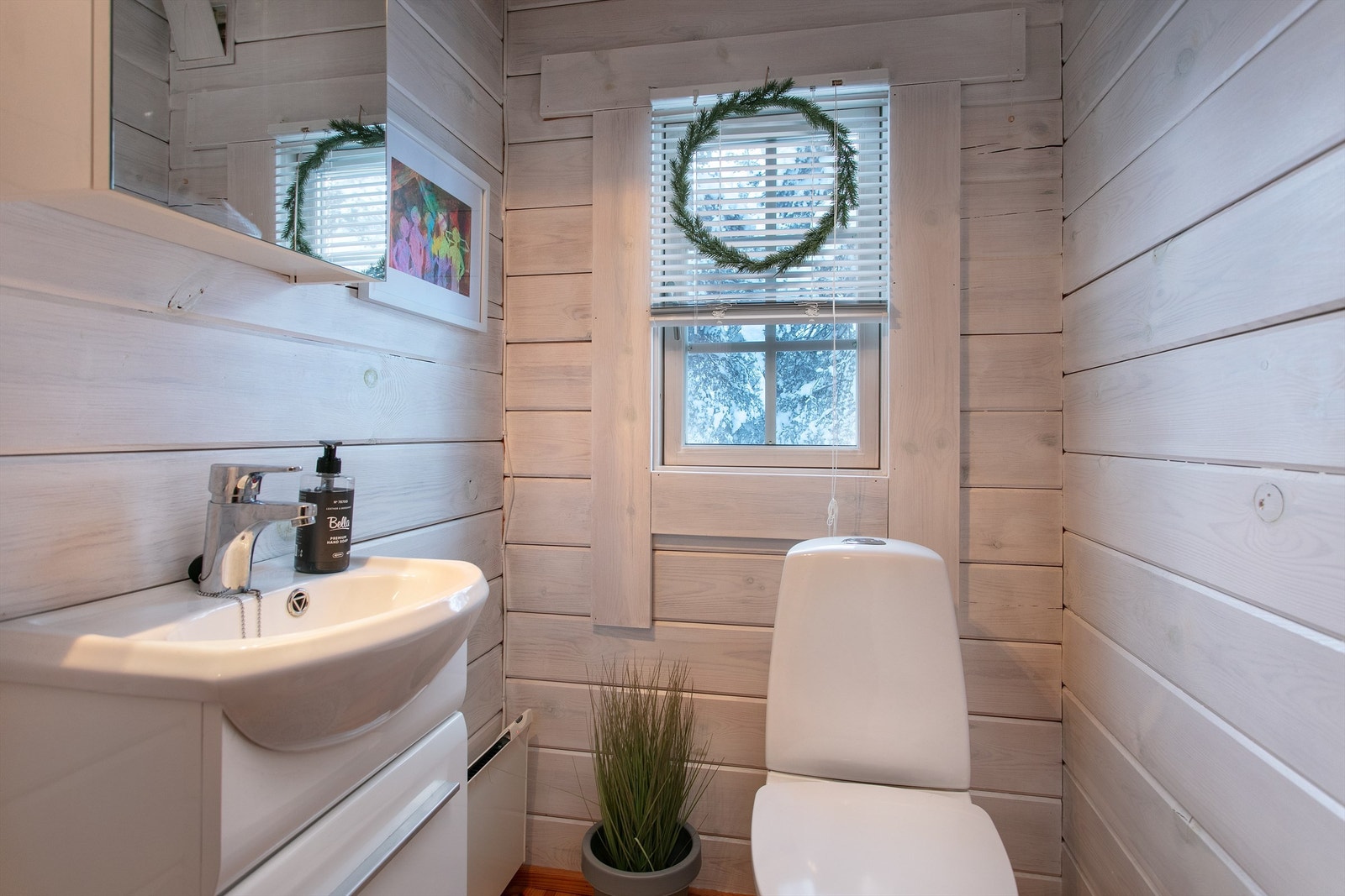 Toalettrom med servantinnredning og speilskap Galleribilde