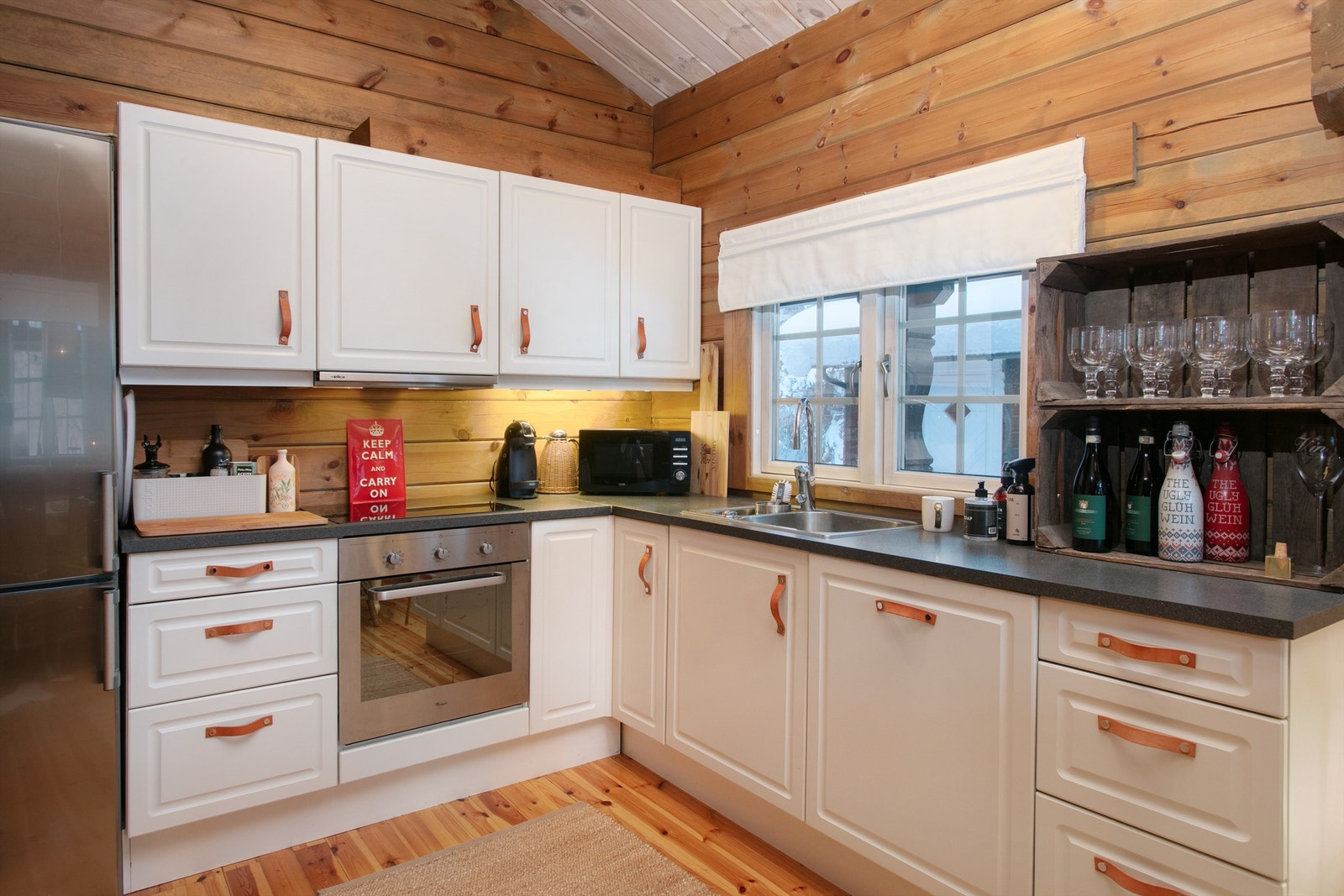 Kjøkken med profilerte fronter og dels integrerte hvitevarer Galleribilde