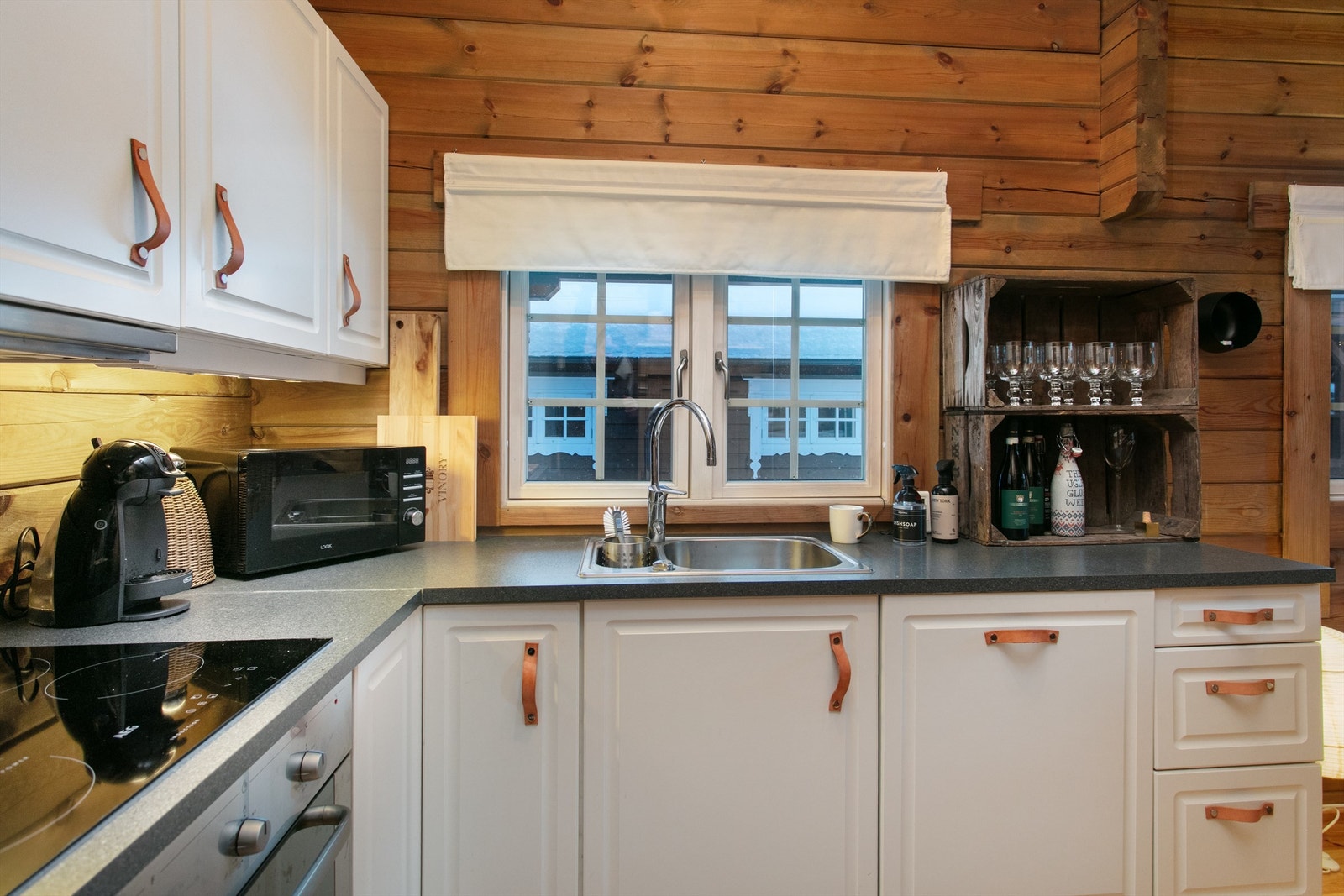 Laminert benkeplate med nedfelt oppvaskkum. Integrerte platetopp, komfyr og oppvaskmaskin. Frittstående kjøl/fryseskap Galleribilde