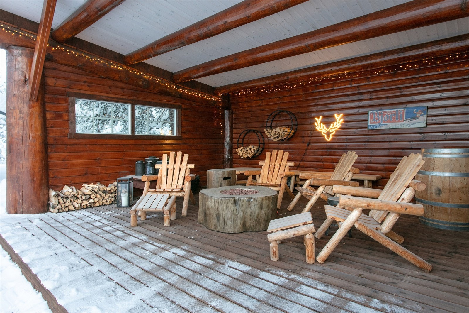 Stor og romslig gapahuk med god plass til hyggelig sosialt samvær Galleribilde