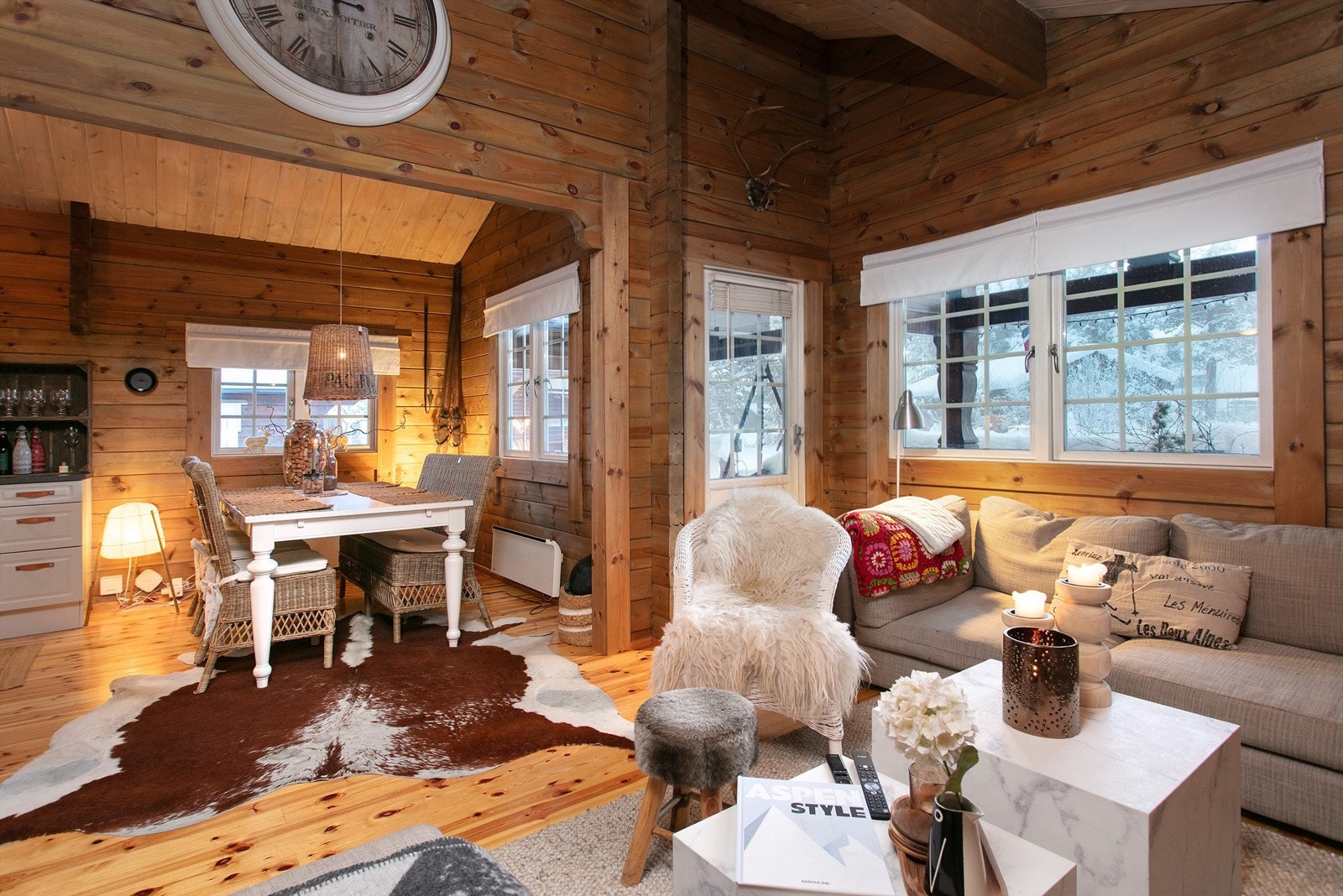 Det er åpen løsning mellom stue/spisestue og kjøkken Galleribilde