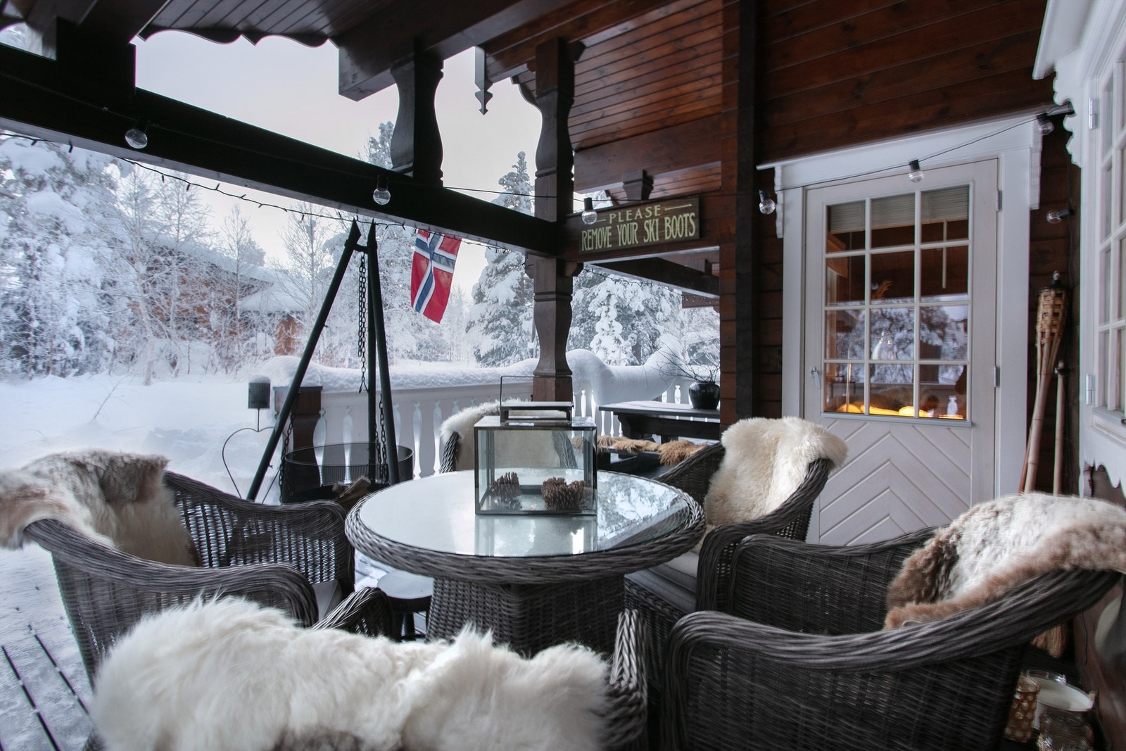 Det er utgang fra stue til dels overbygd terrasse med god plass til flere soner og sitteplasser Galleribilde