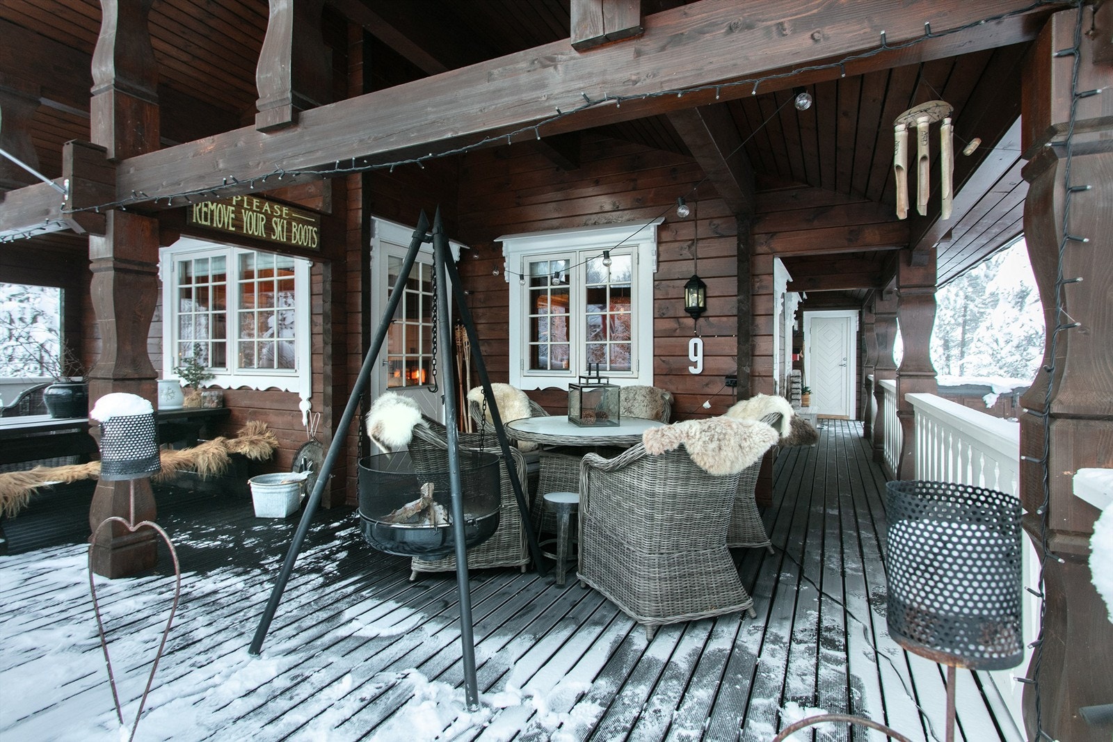 Overbygd terrasse og svalgang mot inngangsparti Galleribilde