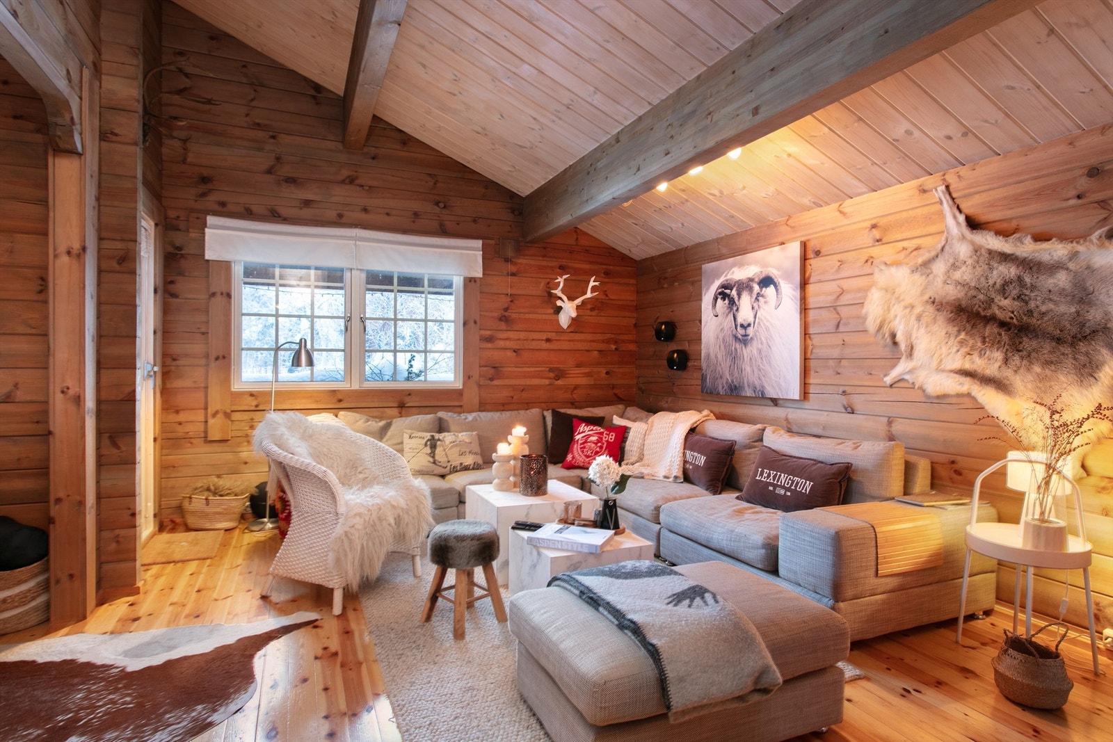 Det er utgang fra stue til dels overbygd terrasse Galleribilde