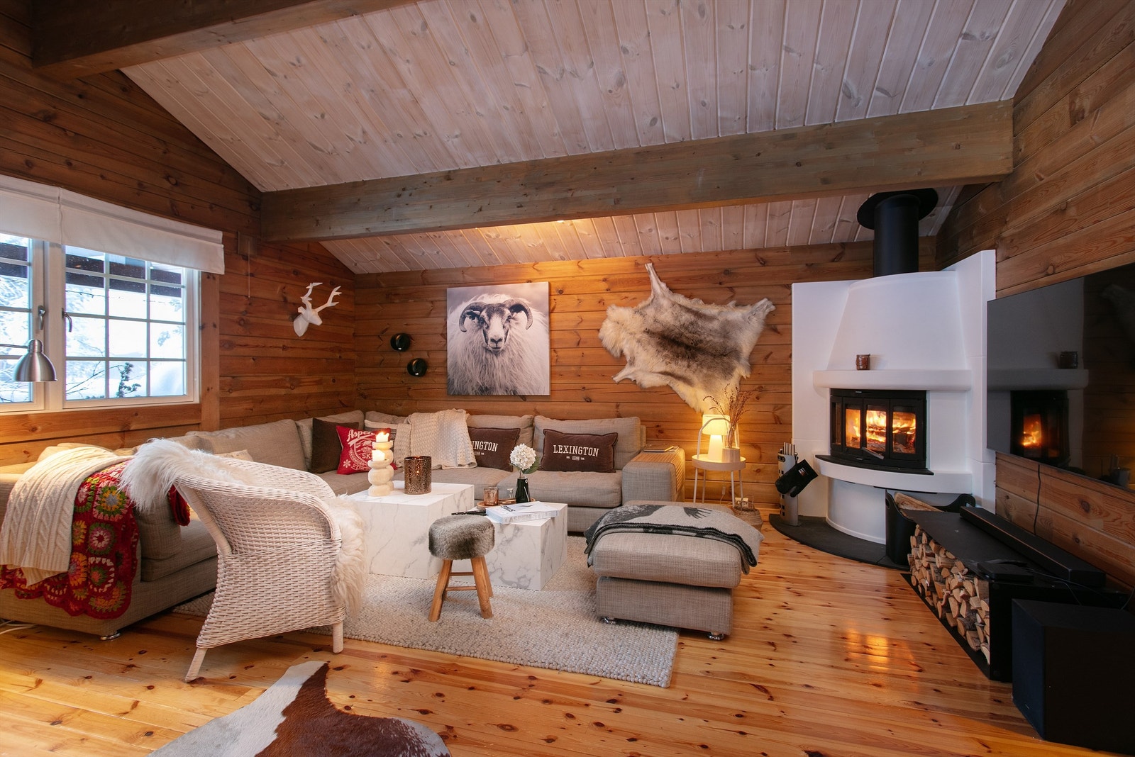 Romslig stue med god takhøyde og romfølelse Galleribilde