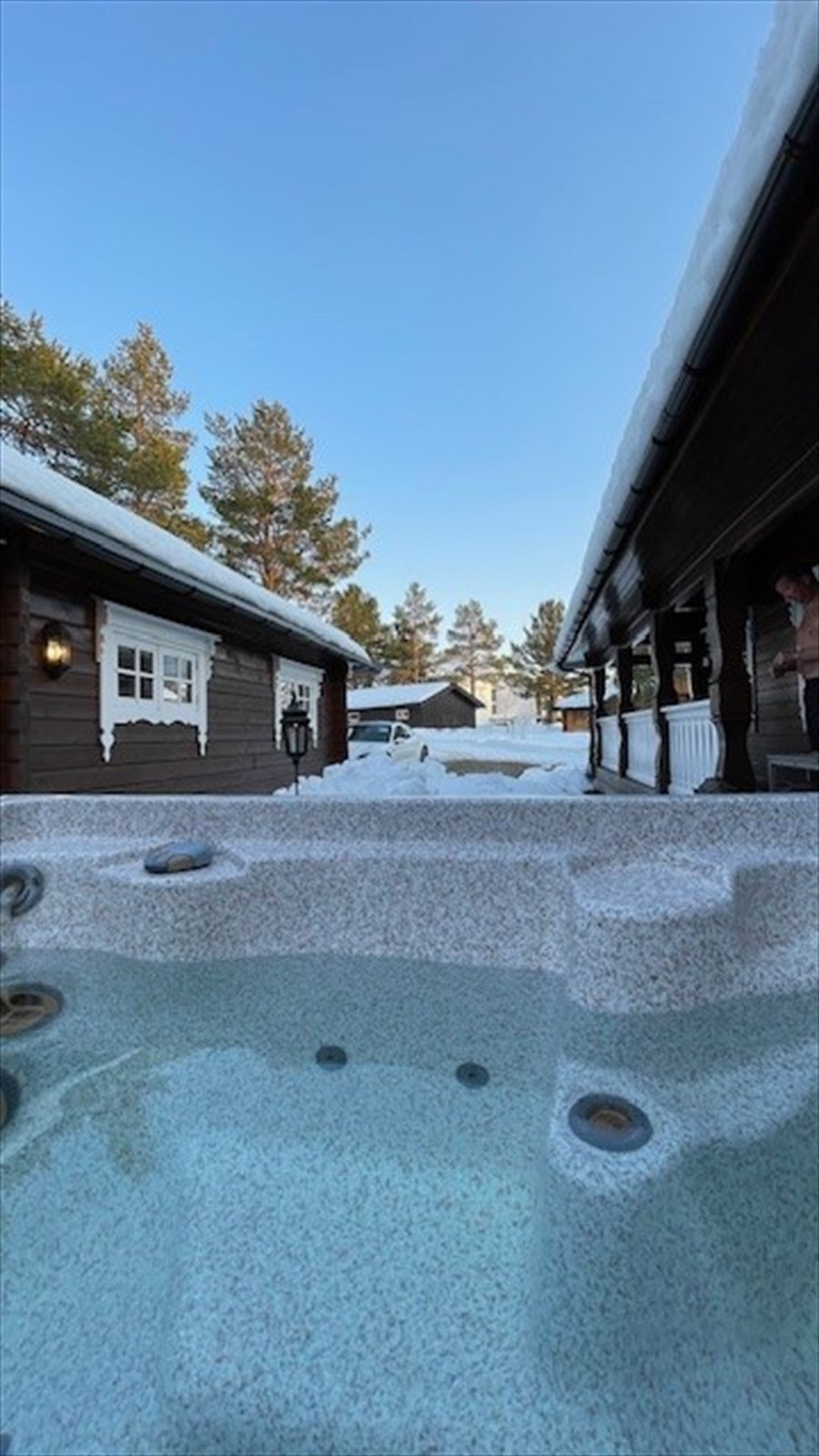 Det er plass til jacuzzi på eiendommen som her er plassert mellom hytten og garasjen Galleribilde