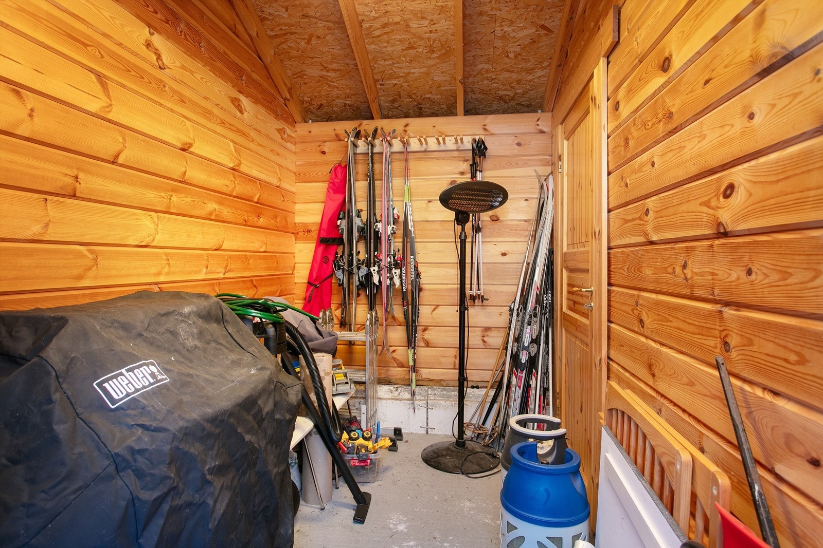 Bod i bakkant av garasje Galleribilde