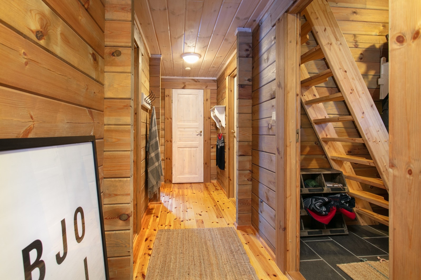 Fra gang mot soverom og entre Galleribilde