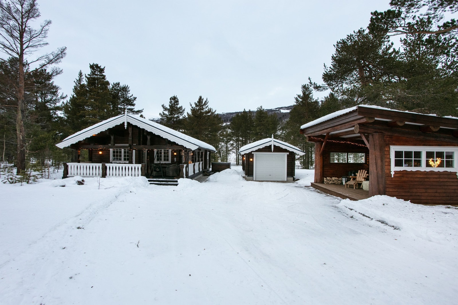 Krogsveen Sunnmøre v/Eiendomsmegler Harald Osdal har gleden av å presentere Hotellvegen 9, en innholdsrik og meget sentralt beliggende hytte like ved skitrekket på Bjorli Galleribilde