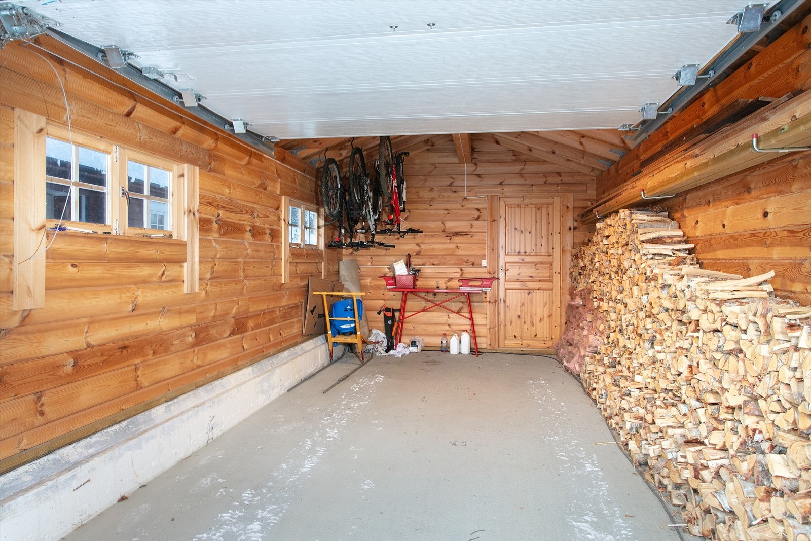 Innvendig i garasje Galleribilde