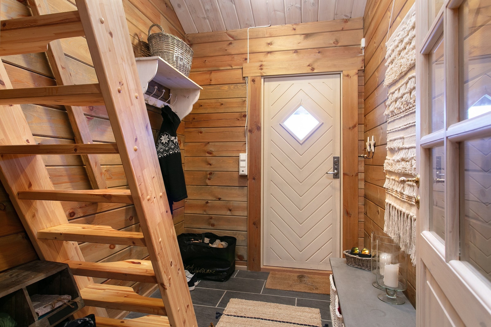 Entre/inngangsparti med trapp til hems Galleribilde