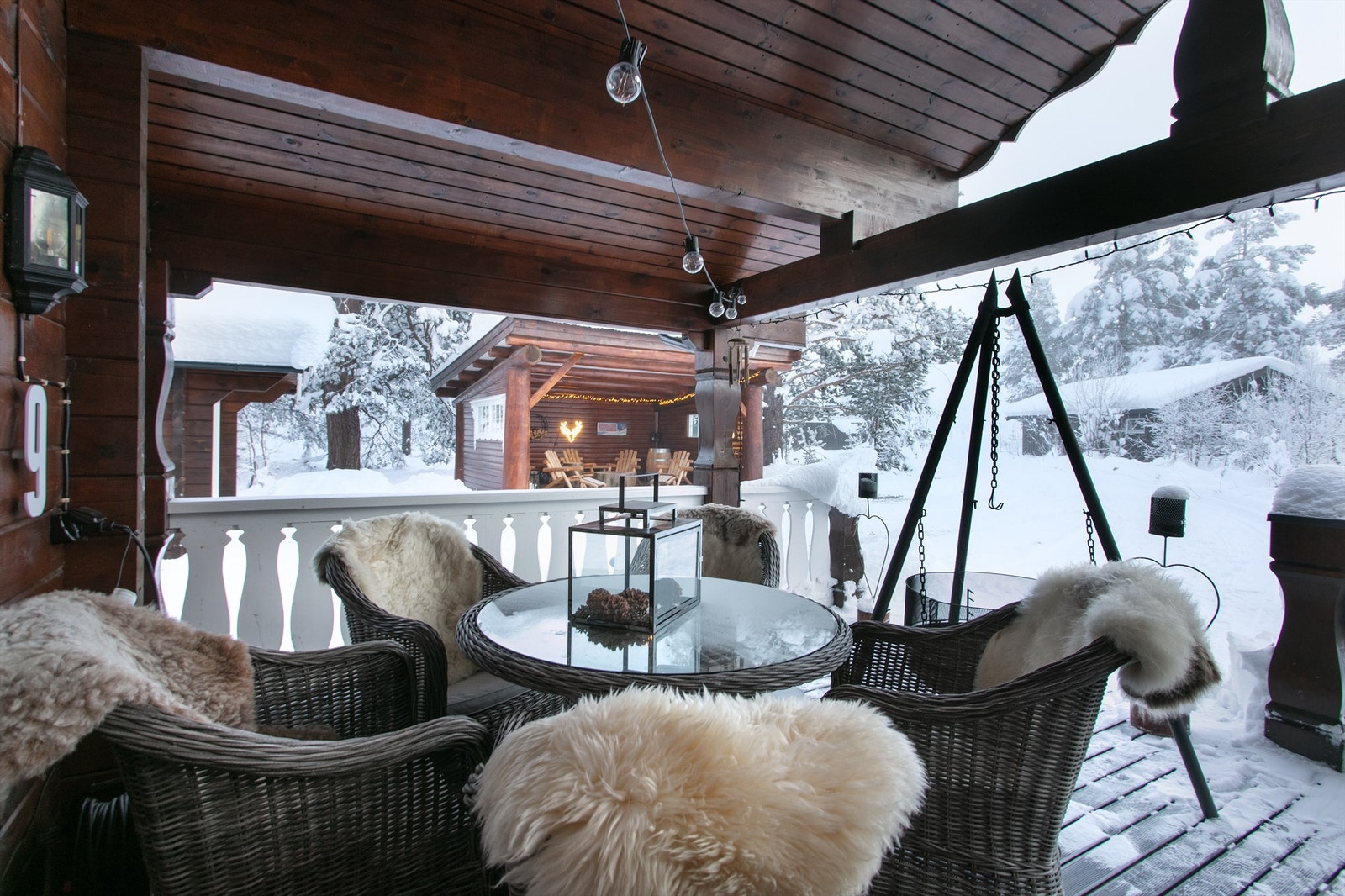 Koselig overbygd veranda i tilknytning til hytten med tilkomst til hage og terreng Galleribilde