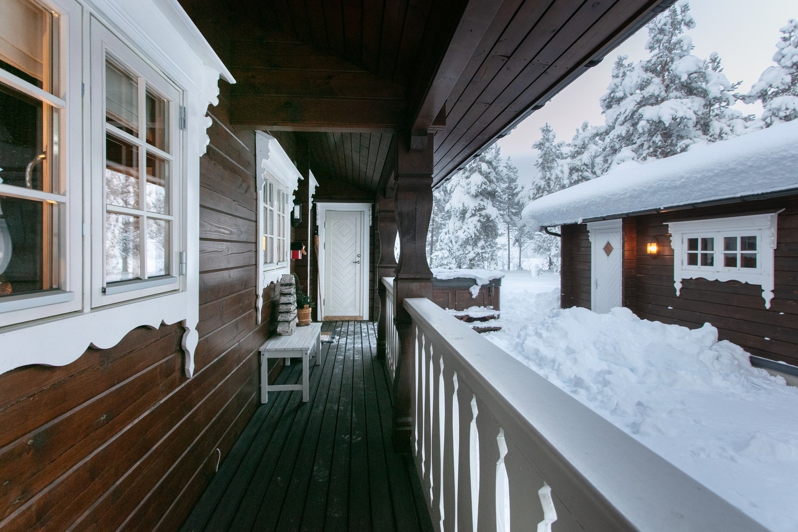 Overbygd svalgang og inngangsparti samt dør til utvendig bod Galleribilde