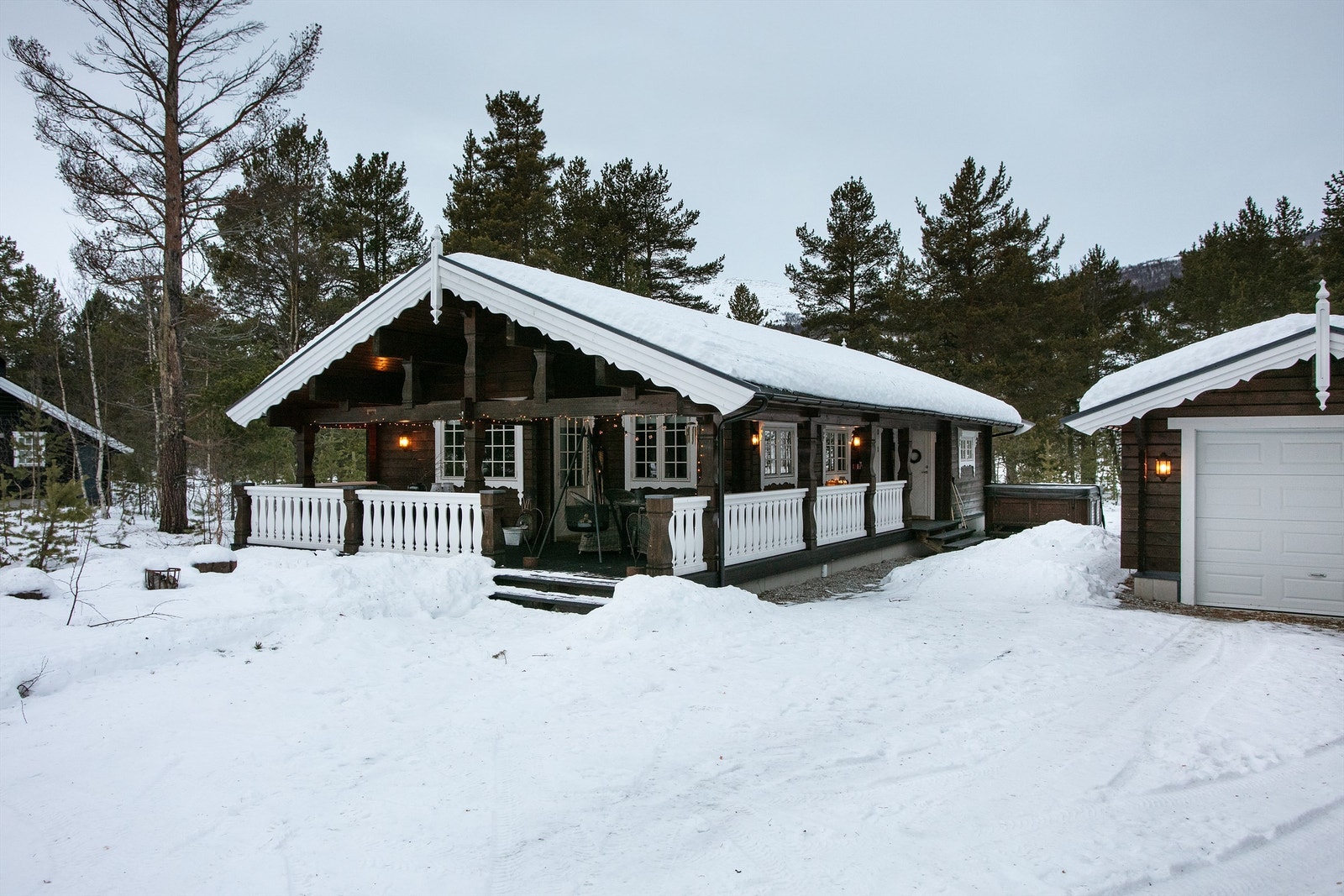 Fasade hytte og garasje Galleribilde