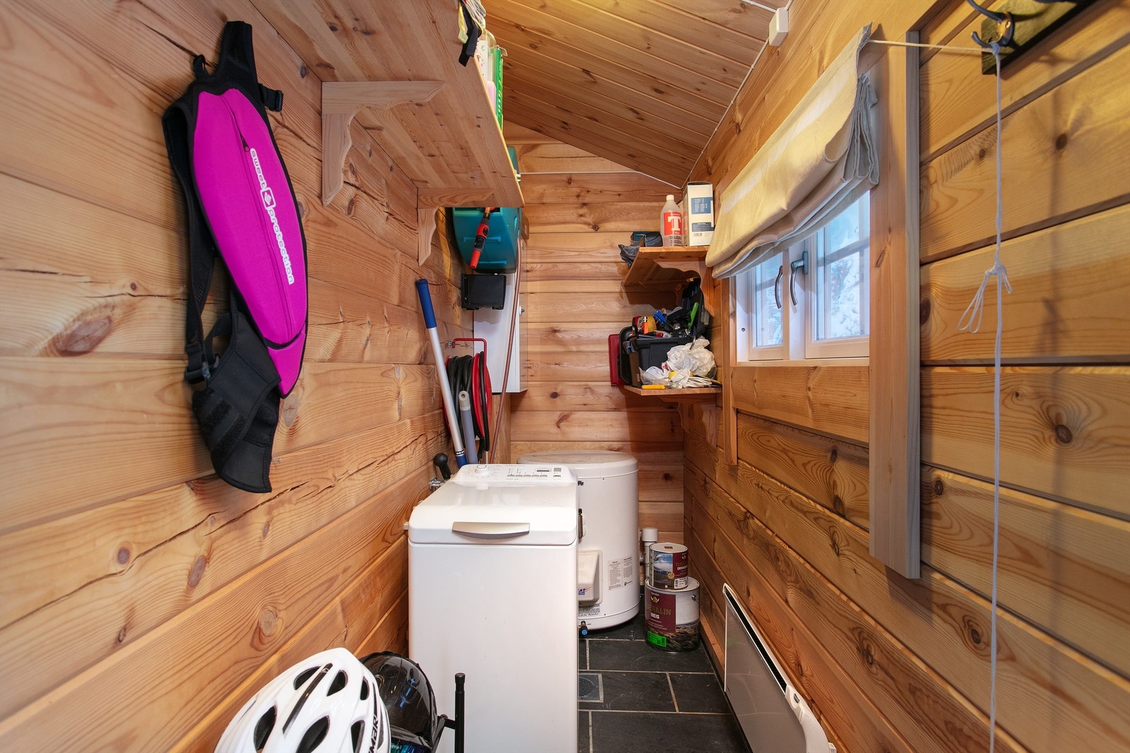 Utvendig sportsbod som også nyttes som vaskerom Galleribilde