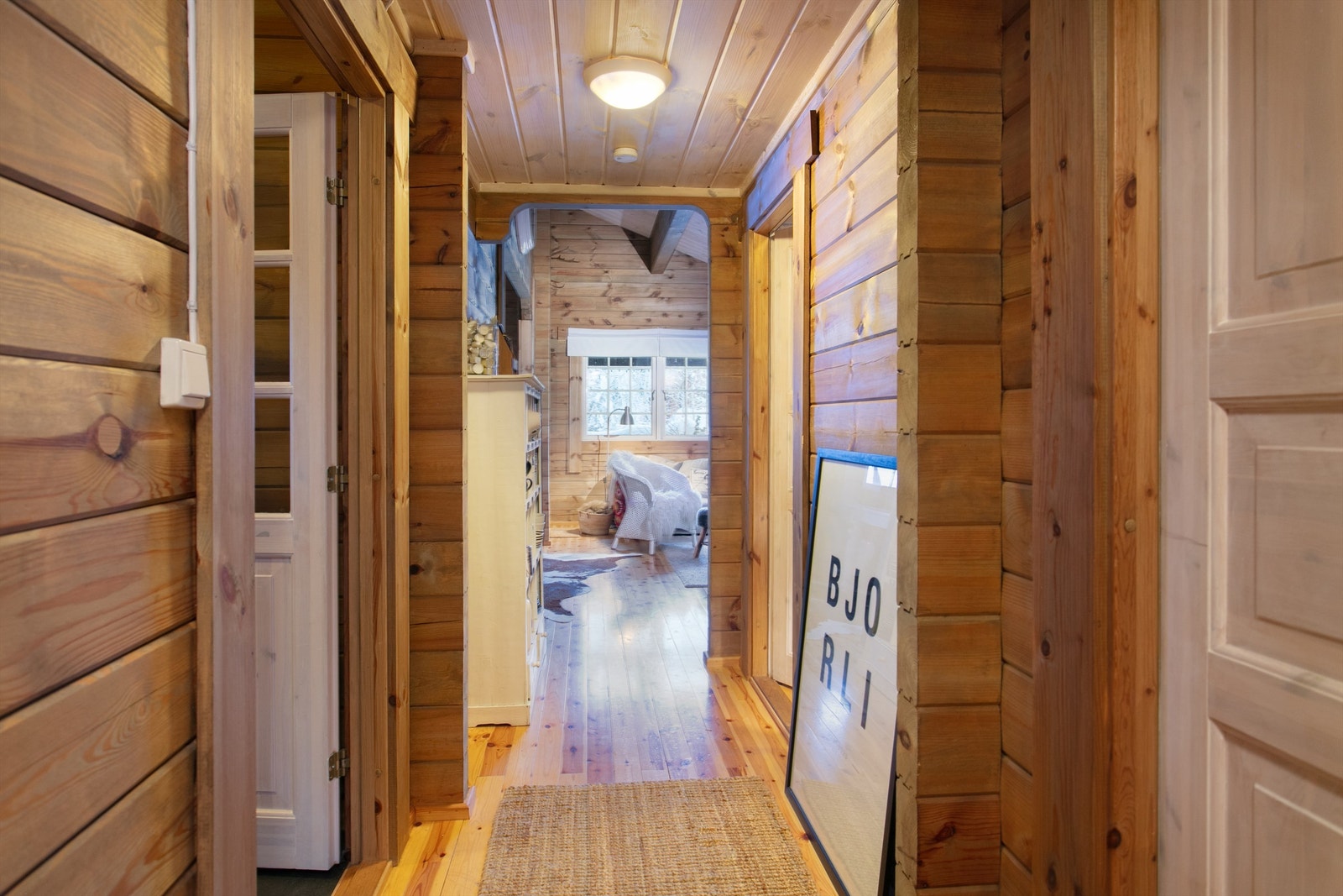 Fra gang mot stue. Galleribilde