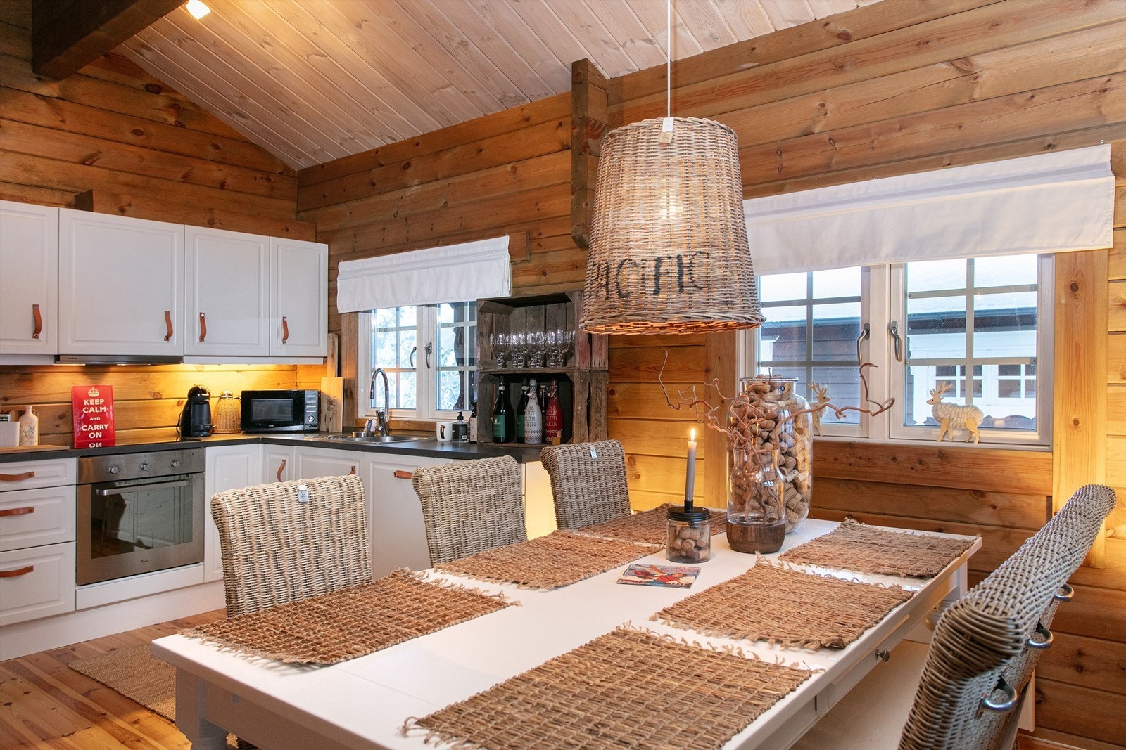 Spisestue og kjøkken Galleribilde