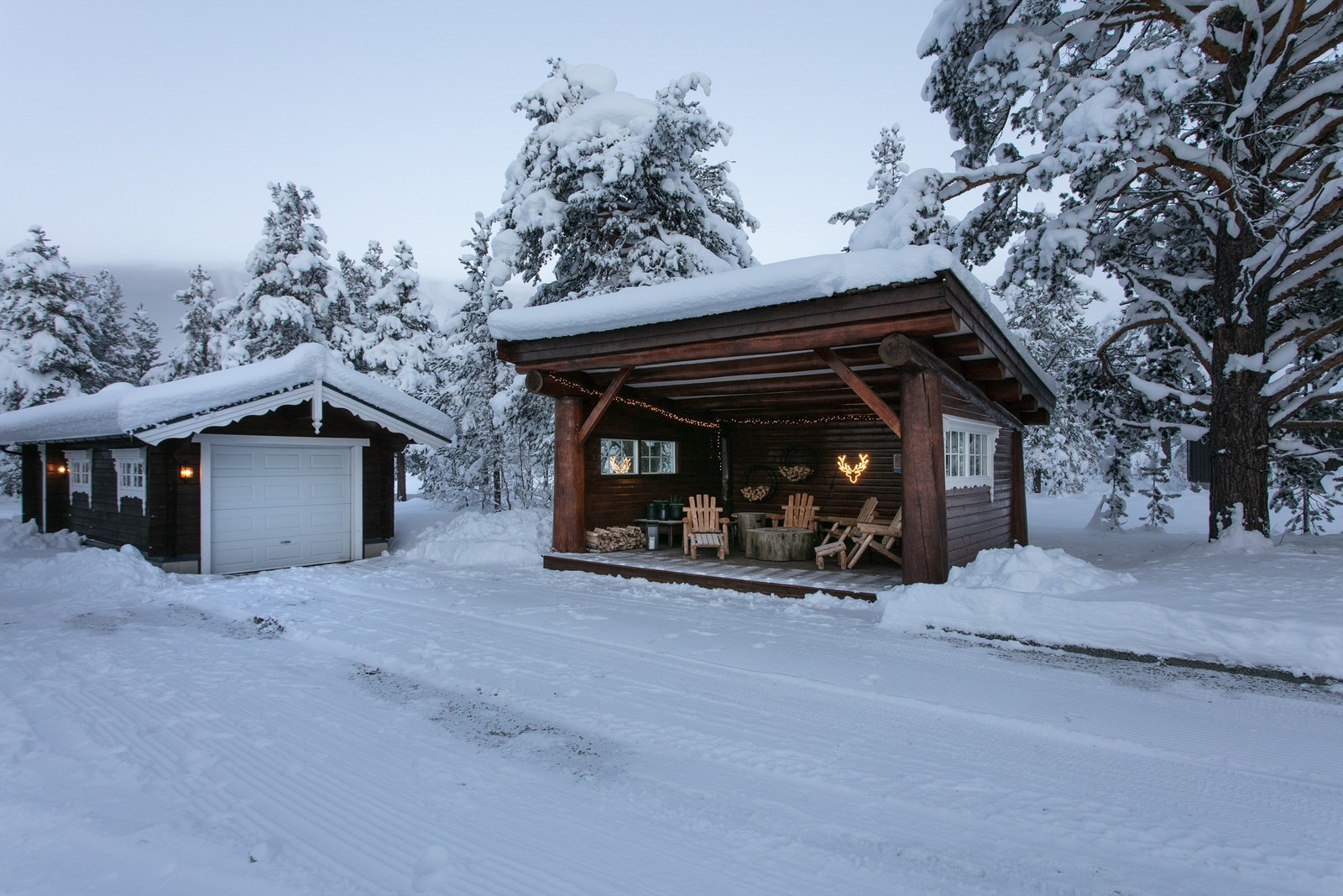 Åpen gapahuk på ca. 26 kvm samt frittliggende garasje Galleribilde