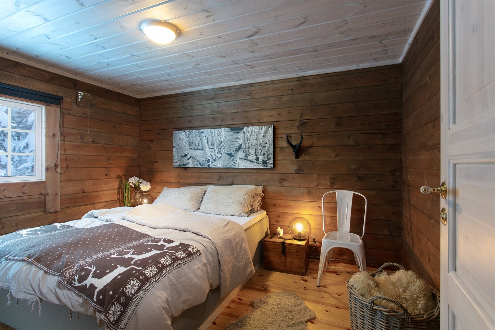 Romslig soverom 1 med plass til dobbelseng Galleribilde