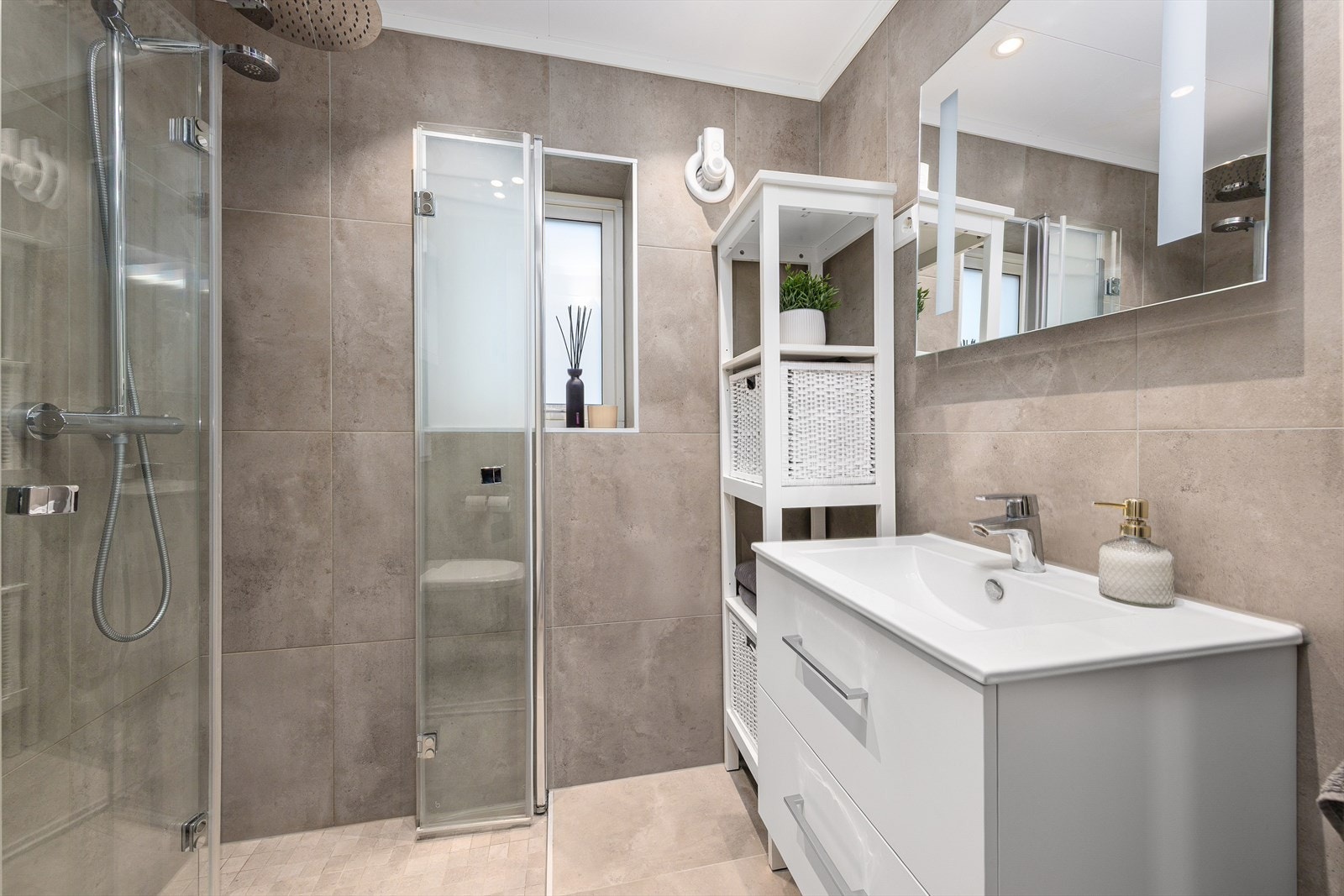 Delikat flislagt bad oppusset i regi av borettslaget i 2023. Det er behagelige varmekabler i gulv. Galleribilde