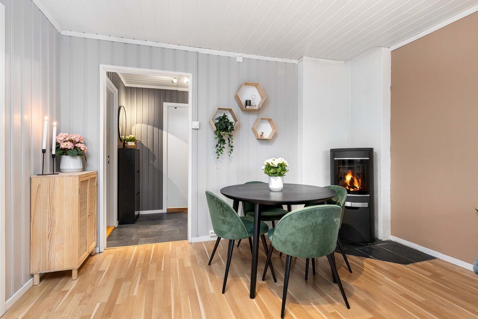 Spisegruppen tar plass i egen sone og inviterer til sosiale og hyggelige måltider med kjente og kjære. Galleribilde