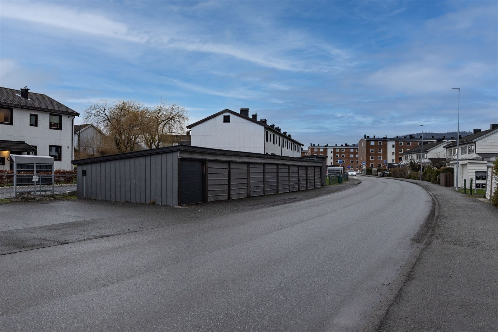 Med leiligheten følger det garasjeplass i felles rekke. Galleribilde