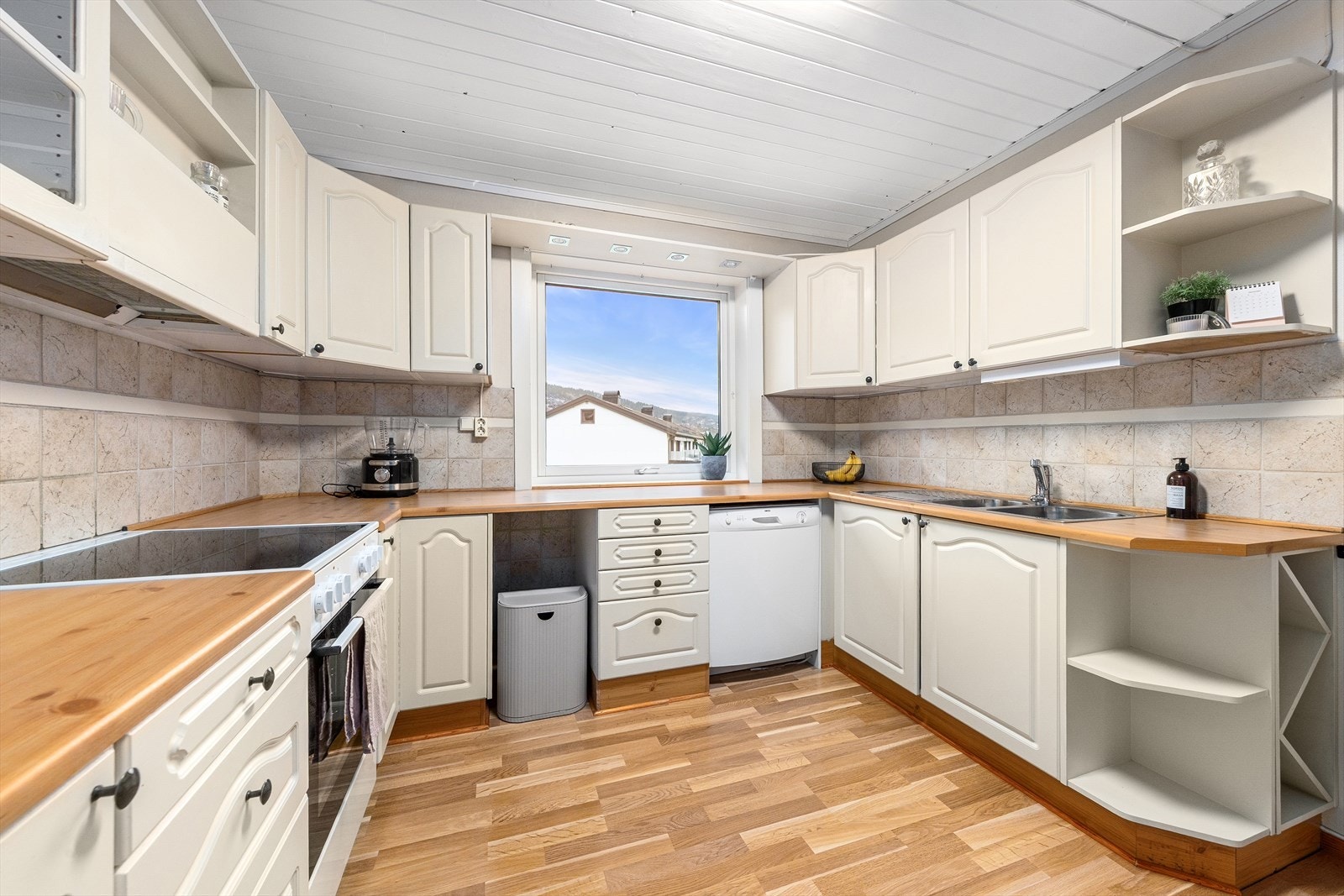 Frittstående hvitevarer som komfyr, oppvaskmaskin og kjøl/frys. Galleribilde