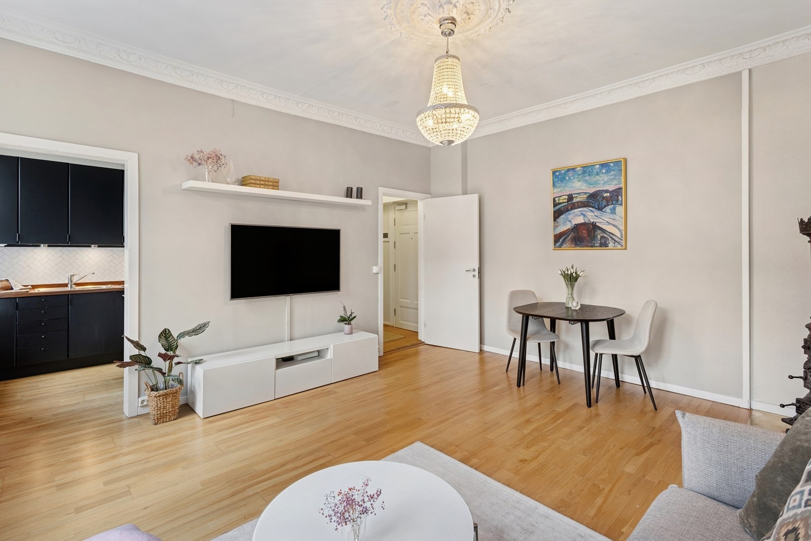 Kjøkkenet er plassert i eget rom uten dør som gir en veldig fin romløsning mot stuen. Galleribilde