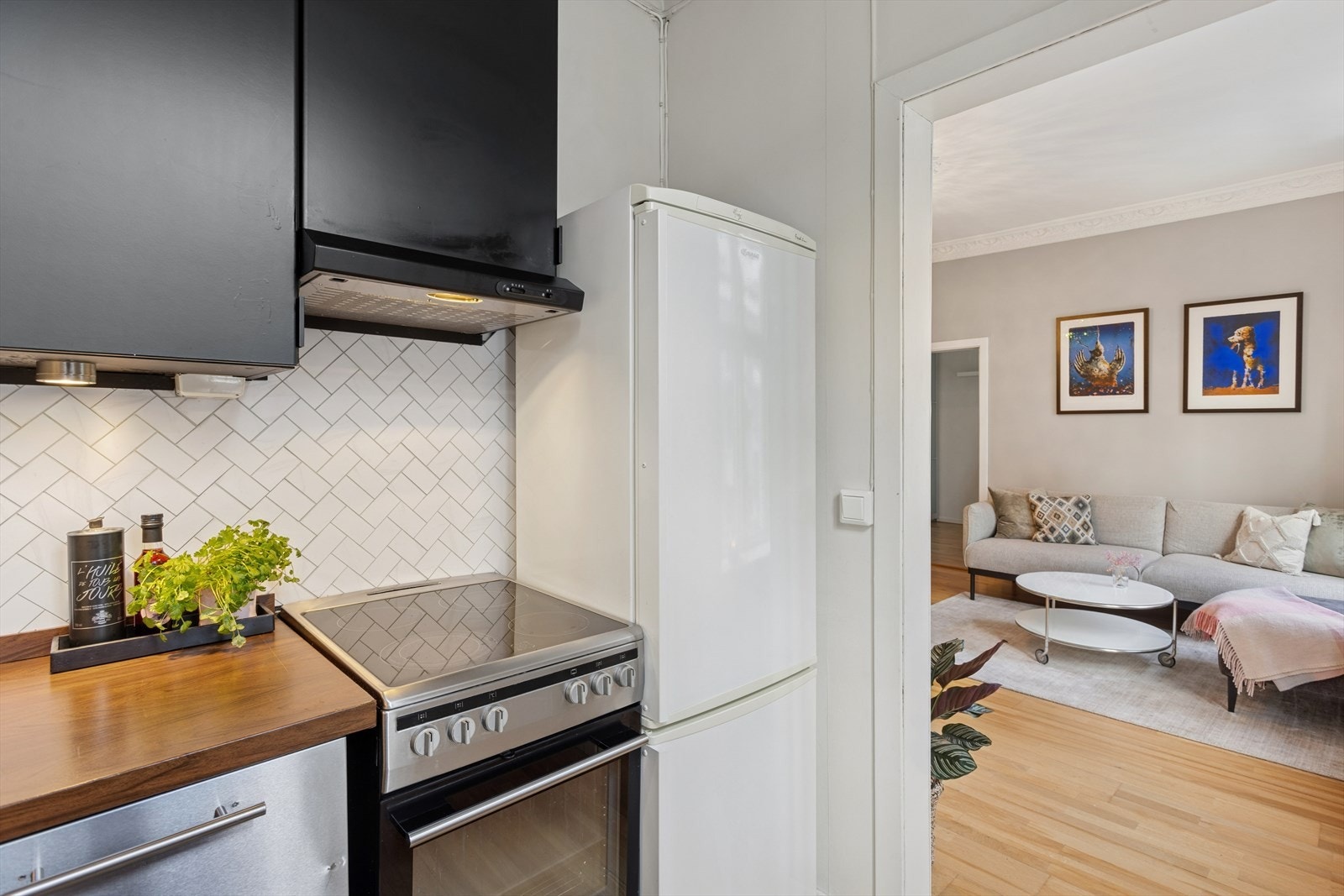 Hvitevarer består av stekeovn med platetopp, oppvaskmaskin og frittstående kjøl/- fryseskap. Hvitevarene på kjøkkenet medfølger salget. Galleribilde