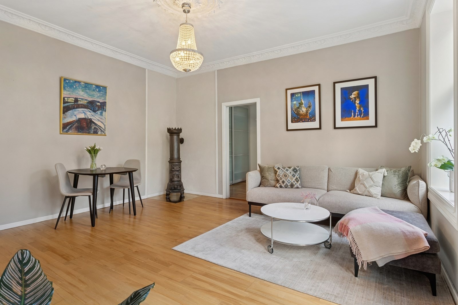 Leiligheten har en romslig stue med klassiske detaljer som stukkatur, rosett og vakker peis. Galleribilde