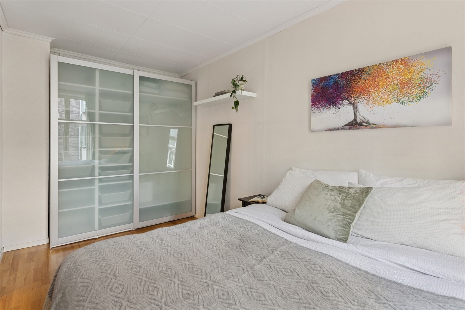 I dag er rommet innredet med en stor seng og to nattbord, det er også rom for en skrivepult her. Galleribilde