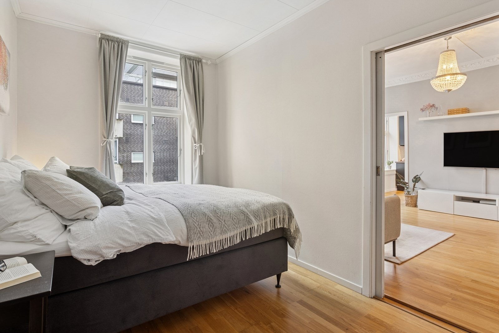 Soverommet i boligen har et stort garderobeskap langs kortsiden av rommet. Galleribilde