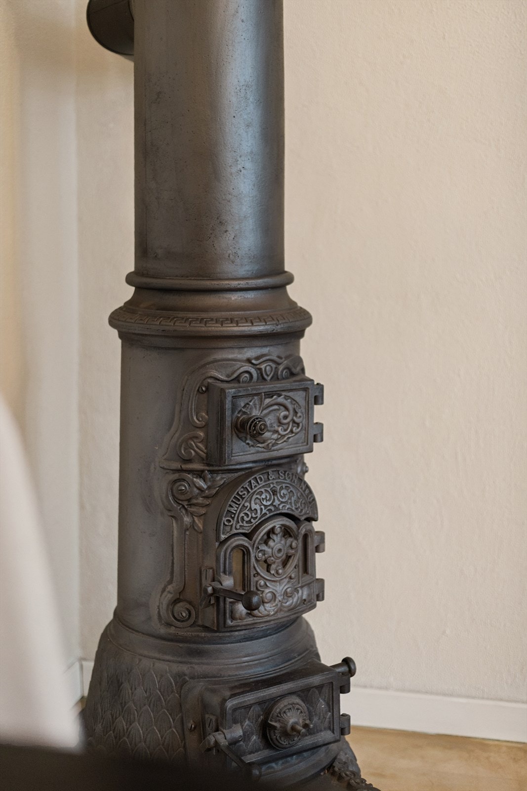 Leiligheten har oppvarming via elektriske ovner og peis. Galleribilde