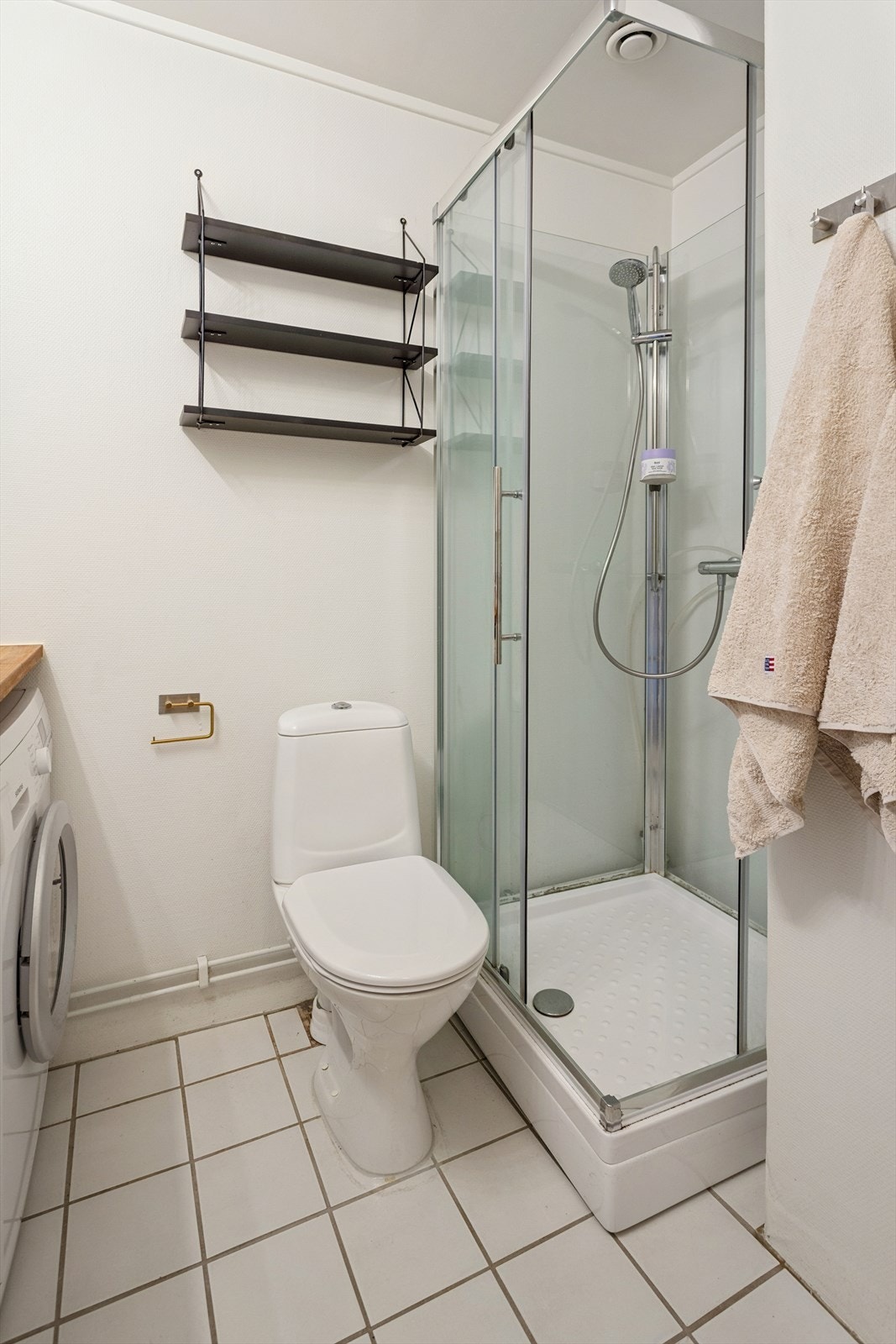 Baderomsinnredningen er bestående av servant, toalett, dusjkabinett og opplegg for vaskemaskin. Galleribilde