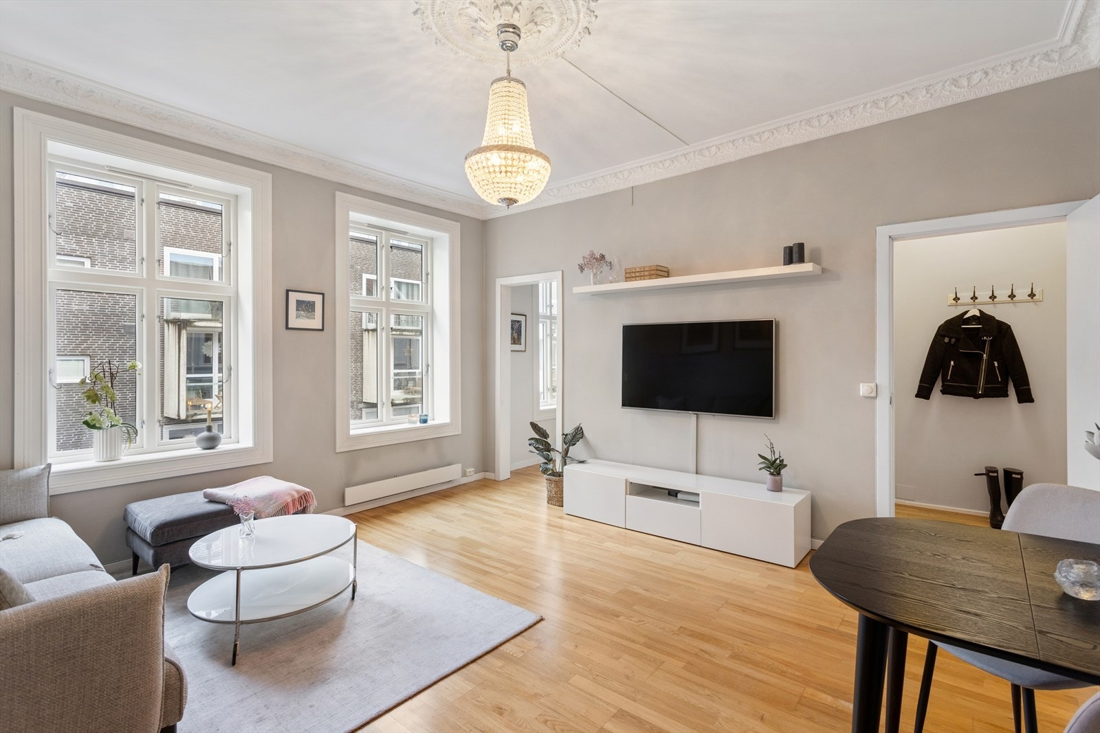 Det er godt med plass til både spisegruppe og sofagruppe og en vakker peis som varmer godt på kalde dager. Galleribilde