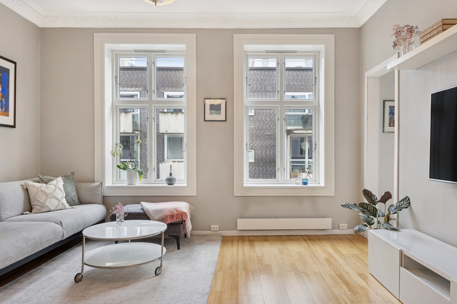 Beliggende i byggets 4. og øverste etasje har boligen godt med lys gjennom de flotte vindusflatene. Galleribilde