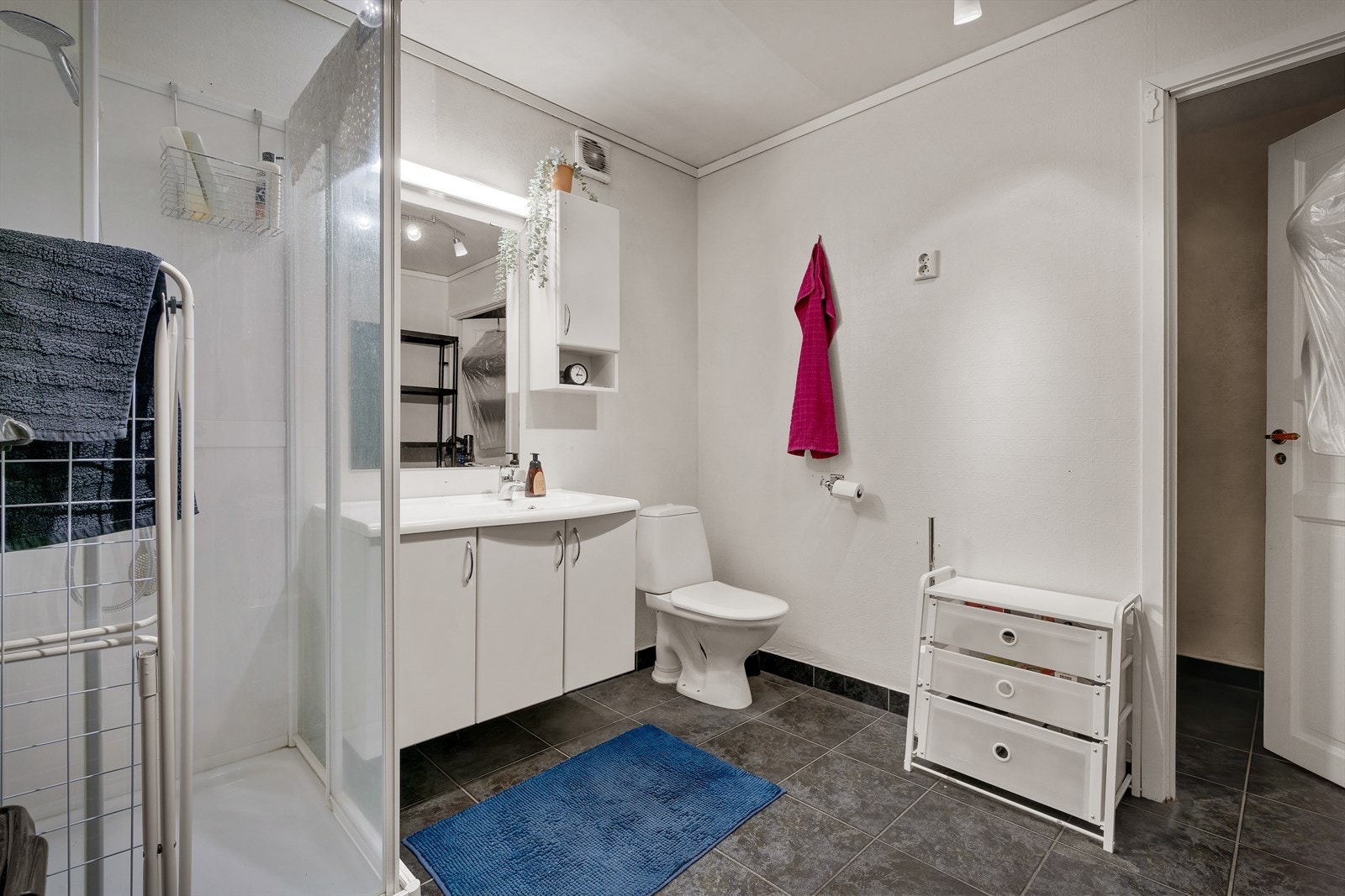 - Badet er fliselagt med varmekabler og måler 7,4 m², nytt dusjkabinett fra 2020 - Galleribilde