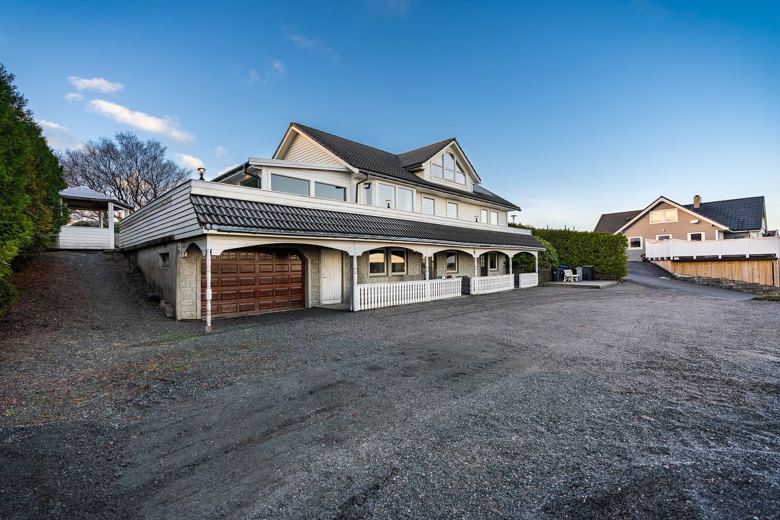 - Du har flere parkeringsmuligheter på eiendommen. Både i garasje og på gårdsplass - Galleribilde