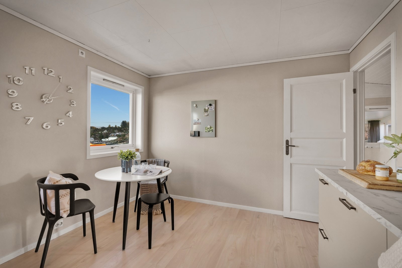 - Nytt, lekkert laminatgulv på kjøkken og i stue (2024) - Galleribilde