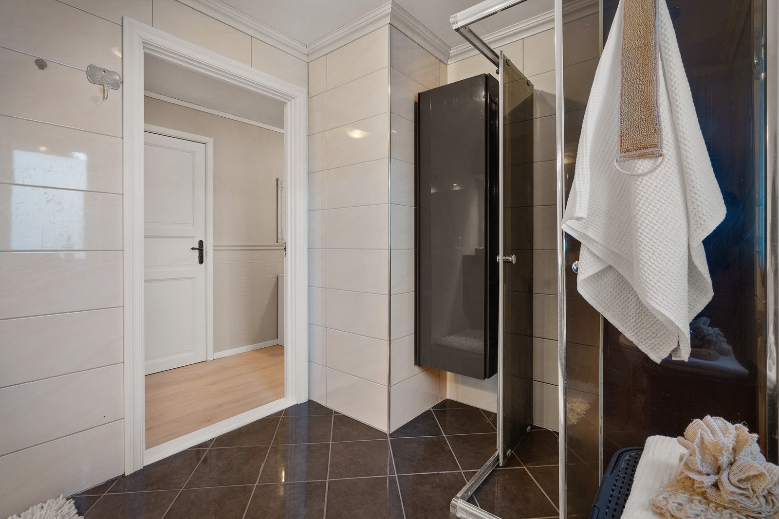 - Et romslig bad. Merk vegghengt skap for ekstra oppbevaring - Galleribilde