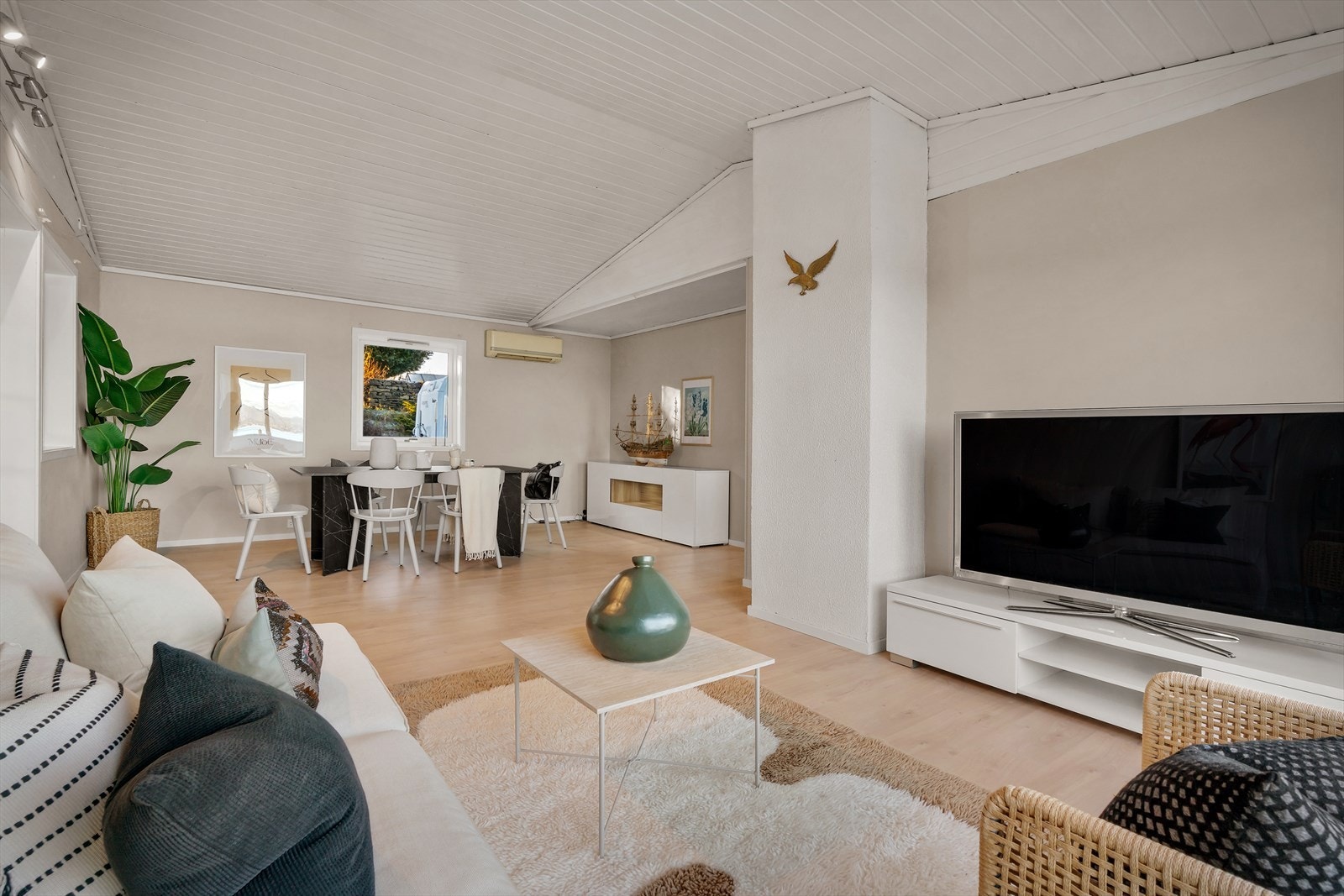 - Takhøyden i høyeste del av stue er målt til 3,11m, noe som gir en fantastisk romfølelse - Galleribilde