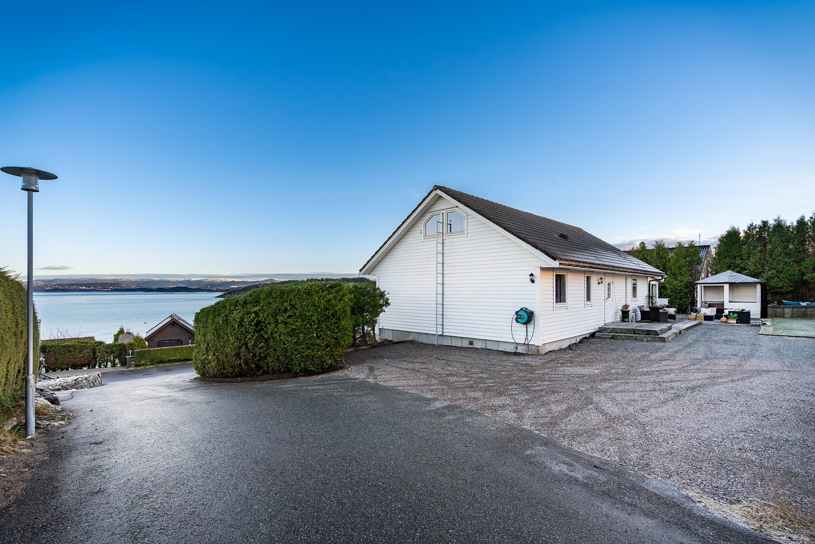 - Boligens plassering i høyden gir ypperlig utsikt over havet og sol fra flere himmelretninger - Galleribilde